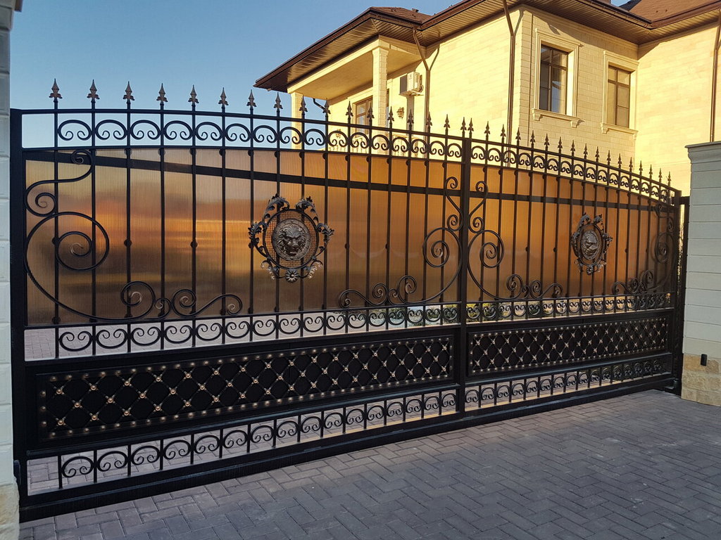 Откатные ворота с ковкой в Глебовском